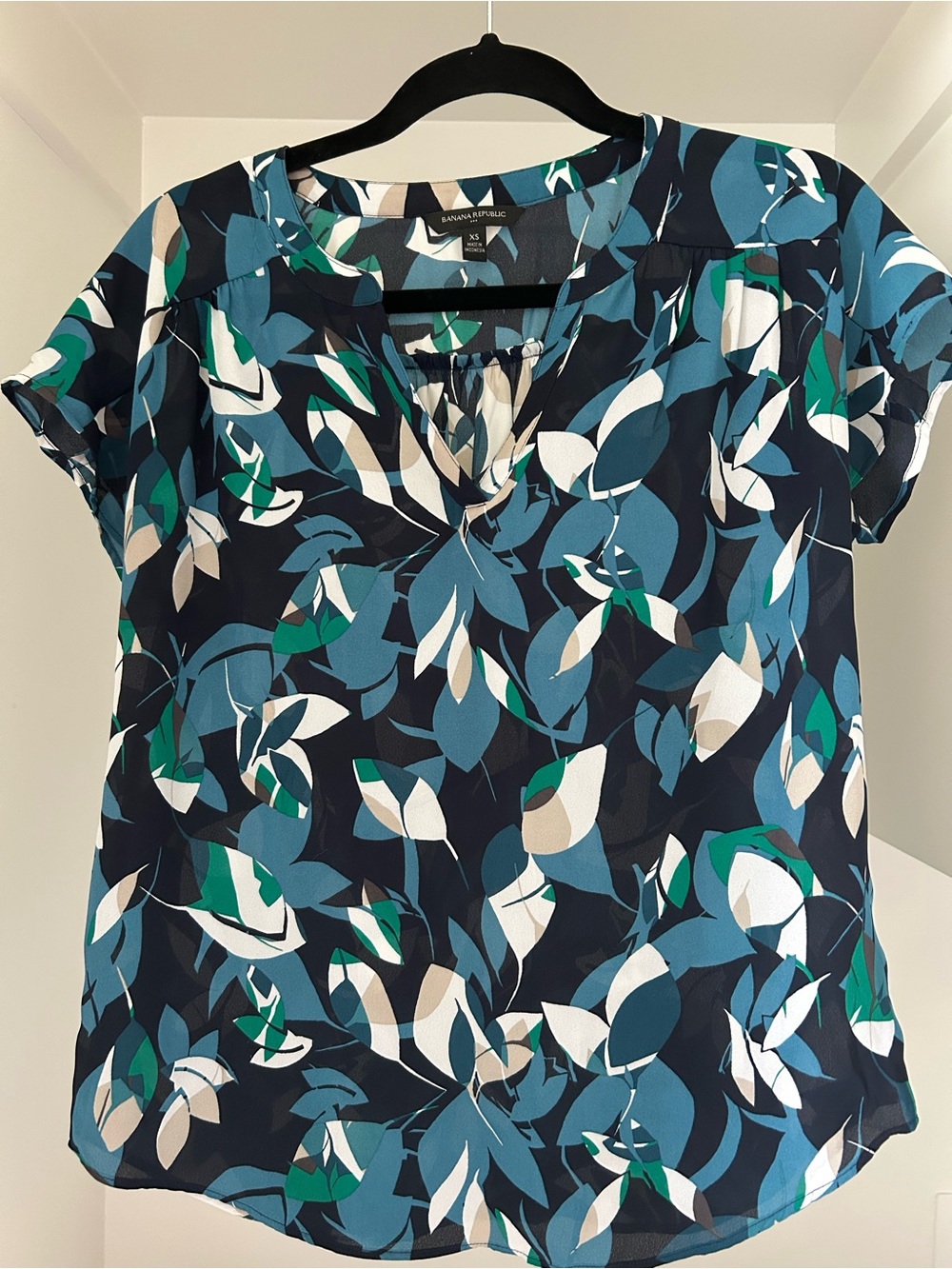Banana Republic Navy, Teal and White Leaf-Print Cap Sleeve Blouse